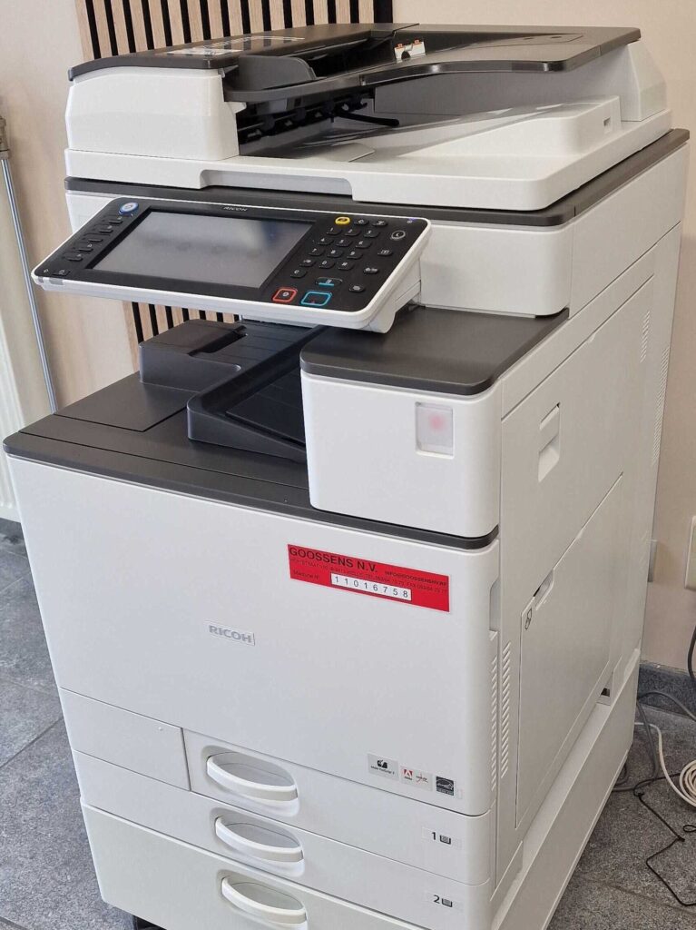 Hyper moderne laserprinter met één lade voor A4 papier en één lade voor andere formaten tot A3. Zwart-wit of kleur afdrukken kan op papier tot 300 gram.